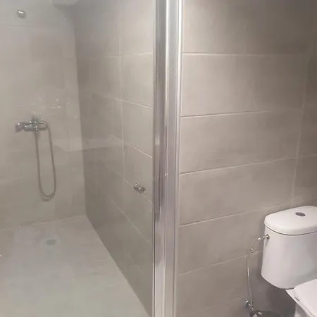 Cozy Near Hospital بيت للعطل لارنكا