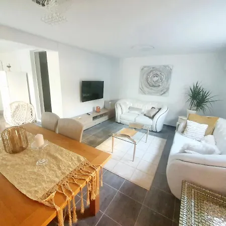 Cozy Near Hospital Semesterbostad *